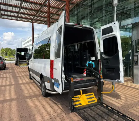 Professionele rolstoeltaxi chauffeur helpt klant in Amstelveen